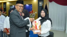  Arry Yuswandi menyerahkan Surat Keputusan Remisi kepada warga binaan Rumah Tahanan Kelas II B Padang dalam rangka memperingati HUT ke-81 RI di Rumah Tahanan Kelas II B Padang.(poto: padangkita.com).
