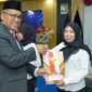  Arry Yuswandi menyerahkan Surat Keputusan Remisi kepada warga binaan Rumah Tahanan Kelas II B Padang dalam rangka memperingati HUT ke-81 RI di Rumah Tahanan Kelas II B Padang.(poto: padangkita.com).