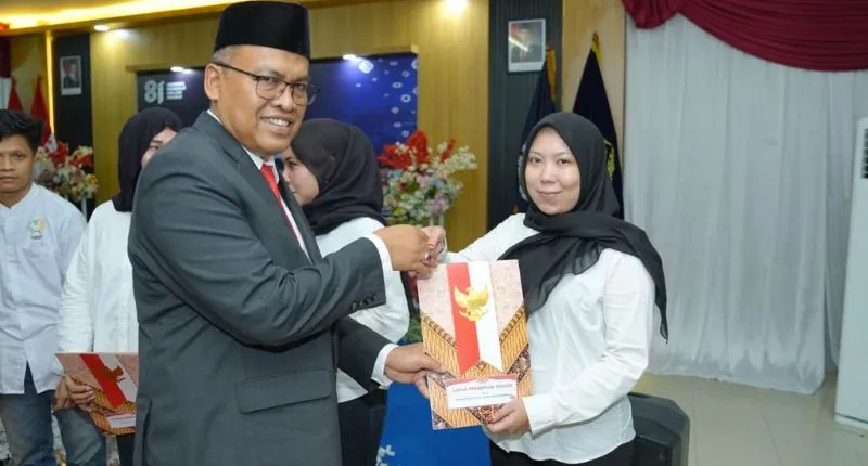  Arry Yuswandi menyerahkan Surat Keputusan Remisi kepada warga binaan Rumah Tahanan Kelas II B Padang dalam rangka memperingati HUT ke-81 RI di Rumah Tahanan Kelas II B Padang.(poto: padangkita.com).