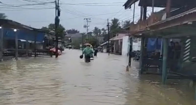Kecamatan Bungus Teluk Kabung menjadi dalah satu kawasan terparah yang terdampak banjir akibat hujan deras yang mengguyur Kota Padang, Senin (3/8/2026).(poto: padangkita.com).