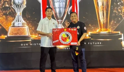 Bank Nagari resmi jadi sponsor Semen Padang FC Liga 2 2026/2027 dengan merilis kartu e-money khusus serta memperkuat ekosistem bisnis ranah minang.