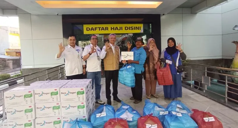 Melalui Tim Reaksi Cepat Bank Nagari Tanggap Bencana (TRC BNTB), Bank Nagari bergerak cepat menyalurkan bantuan kemanusiaan kepada masyarakat terdampak bencana banjir di Kota Padang.(poto: padangkita.com).