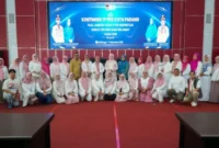 Sesi foto bersama jajaran pejabat Pemerintah Kota Padang dengan 40 kader kontingen Tim Penggerak Pemberdayaan dan Kesejahteraan Keluarga (TP-PKK) Kota Padang.(poto: padangkita.com).