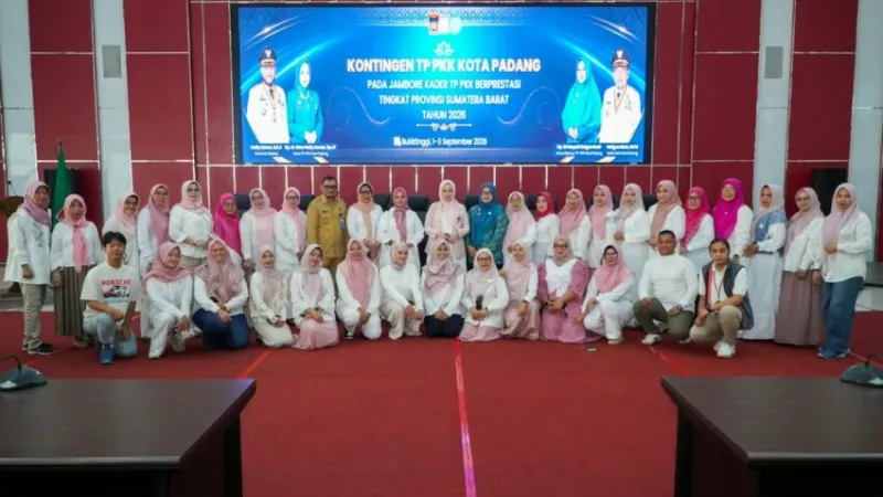 Sesi foto bersama jajaran pejabat Pemerintah Kota Padang dengan 40 kader kontingen Tim Penggerak Pemberdayaan dan Kesejahteraan Keluarga (TP-PKK) Kota Padang.(poto: padangkita.com).