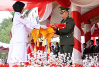 Komandan Kodim 0417/Kerinci Letkol Inf. Eko Siswanto bertindak selaku inspektur upacara.(poto: istimewa).