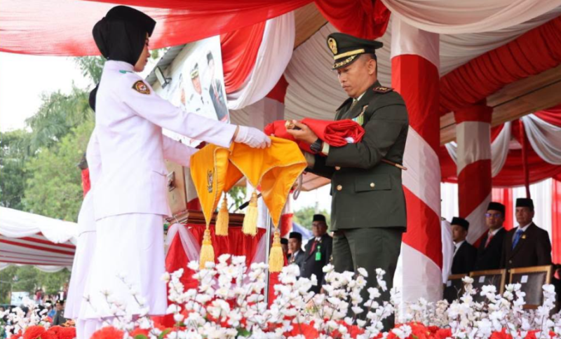 Komandan Kodim 0417/Kerinci Letkol Inf. Eko Siswanto bertindak selaku inspektur upacara.(poto: istimewa).