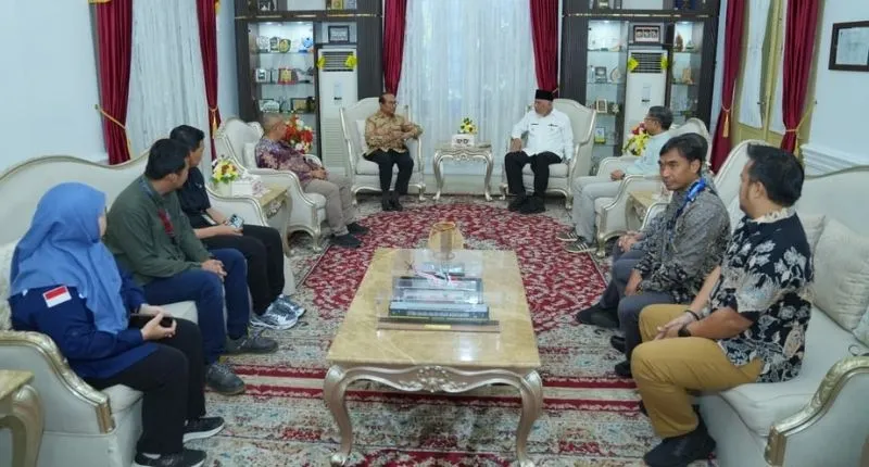 Gubernur Sumatera Barat, Mahyeldi Ansharullah, menyampaikan komitmen tersebut saat menerima audiensi Dewan Energi Nasional (DEN) di Istana Gubernur, Jumat (28/8/2026).(poto: padangkita.com).