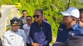 Menteri Pekerjaan Umum (PU), Dody Hanggodo ketika meninjau Ruas Jalan Provinsi Manggopoh–Padang Luar, yang melewati Kelok 44.(poto: padangkita.com).