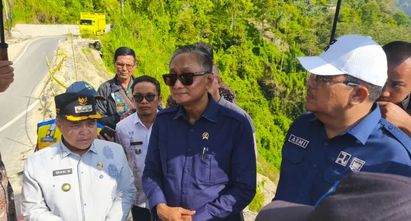 Menteri Pekerjaan Umum (PU), Dody Hanggodo ketika meninjau Ruas Jalan Provinsi Manggopoh–Padang Luar, yang melewati Kelok 44.(poto: padangkita.com).
