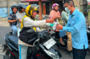 Perumda Tirta Mayang membagikan masker secara gratis kepada masyarakat di depan Kantor Pusat Pelayanan Benteng pada Senin (24/8/2026).(poto: istimewa).