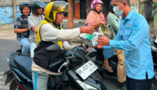 Perumda Tirta Mayang membagikan masker secara gratis kepada masyarakat di depan Kantor Pusat Pelayanan Benteng pada Senin (24/8/2026).(poto: istimewa).