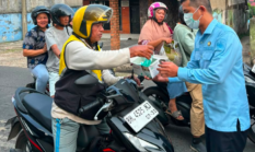 Kualitas Udara Sangat Tidak Sehat, Perumda Tirta Mayang Bagikan Masker Gratis