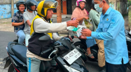 Perumda Tirta Mayang membagikan masker secara gratis kepada masyarakat di depan Kantor Pusat Pelayanan Benteng pada Senin (24/8/2026).(poto: istimewa).