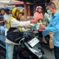 Perumda Tirta Mayang membagikan masker secara gratis kepada masyarakat di depan Kantor Pusat Pelayanan Benteng pada Senin (24/8/2026).(poto: istimewa).