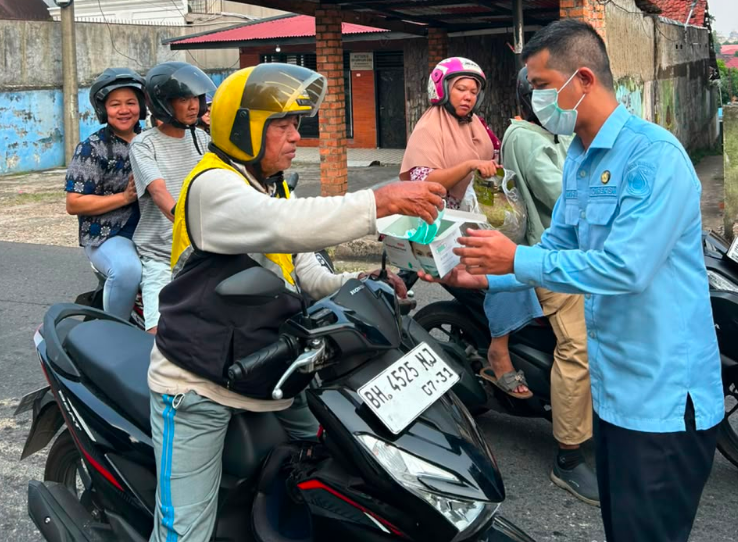 Perumda Tirta Mayang membagikan masker secara gratis kepada masyarakat di depan Kantor Pusat Pelayanan Benteng pada Senin (24/8/2026).(poto: istimewa).