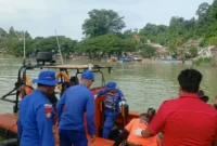 Tim SAR gabungan mengevakuasi jenazah korban hanyut di Dermaga Muara Padang.(poto: padangkita.com).