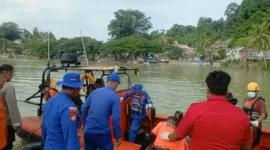 Tim SAR gabungan mengevakuasi jenazah korban hanyut di Dermaga Muara Padang.(poto: padangkita.com).
