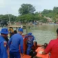 Tim SAR gabungan mengevakuasi jenazah korban hanyut di Dermaga Muara Padang.(poto: padangkita.com).