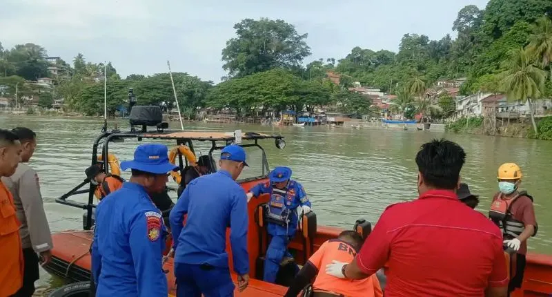 Tim SAR gabungan mengevakuasi jenazah korban hanyut di Dermaga Muara Padang.(poto: padangkita.com).