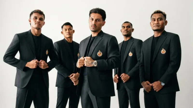 Pemain Semen Padang FC, Stefano Lilipaly (di tengah) dalam sesi foto tim.(poto: padangkita.com).