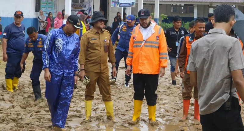 Wali Kota Padang Fadly Amran meninjau langsung kondisi SMP Negeri 41 Padang pada Selasa (4/8/2026). (poto: padangkita.com).