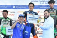 Wali Kota Padang, Fadly Amran, resmi menutup Yamaha Cup Race (YCR) Seri II Tahun 2026 yang berlangsung di Sirkuit Non Permanen (NP) Lanud Sutan Sjahrir Padang.(poto: padangkita.com).