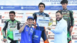 Wali Kota Padang, Fadly Amran, resmi menutup Yamaha Cup Race (YCR) Seri II Tahun 2026 yang berlangsung di Sirkuit Non Permanen (NP) Lanud Sutan Sjahrir Padang.(poto: padangkita.com).