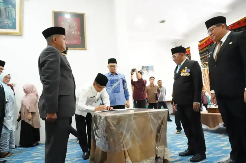 Bupati Tanah Datar Eka Putra memimpin agenda pelantikan pejabat tanah datar di Gedung Indojolito Batusangkar pada Kamis (30/7/2026).(poto: kabarsumbar.com).
