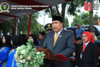 Ketua DPRD Hutri Randa membacakan naskah Proklamasi.(poto: oegopost.id).