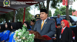 Ketua DPRD Hutri Randa membacakan naskah Proklamasi.(poto: oegopost.id).
