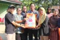 Tim KKP melepaskan sebanyak 101.000 benih ikan lele berkualitas ke kolam-kolam budi daya warga.(poto: padangkita.com).