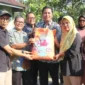 Tim KKP melepaskan sebanyak 101.000 benih ikan lele berkualitas ke kolam-kolam budi daya warga.(poto: padangkita.com).