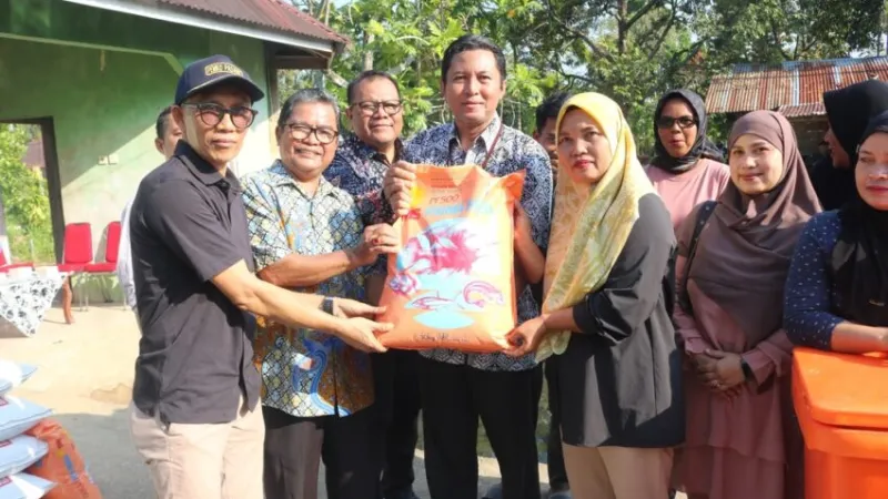 Tim KKP melepaskan sebanyak 101.000 benih ikan lele berkualitas ke kolam-kolam budi daya warga.(poto: padangkita.com).