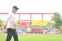 Gubernur Sumatera Barat (Sumbar), Mahyeldi Ansharullah meninjau proses awal rekonstruksi GOR H. Agus Salim (GHAS) Padang, Minggu (16/8/2026). (poto: padangkita.com).