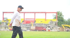 Gubernur Sumatera Barat (Sumbar), Mahyeldi Ansharullah meninjau proses awal rekonstruksi GOR H. Agus Salim (GHAS) Padang, Minggu (16/8/2026). (poto: padangkita.com).