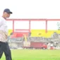 Gubernur Sumatera Barat (Sumbar), Mahyeldi Ansharullah meninjau proses awal rekonstruksi GOR H. Agus Salim (GHAS) Padang, Minggu (16/8/2026). (poto: padangkita.com).