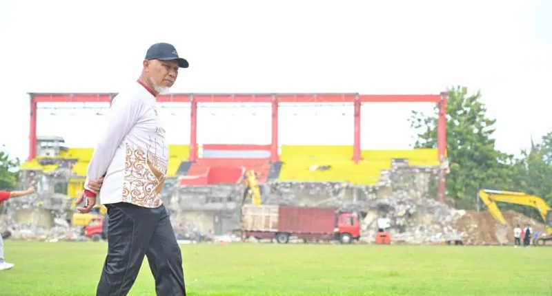 Gubernur Sumatera Barat (Sumbar), Mahyeldi Ansharullah meninjau proses awal rekonstruksi GOR H. Agus Salim (GHAS) Padang, Minggu (16/8/2026). (poto: padangkita.com).