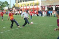 Mahyeldi Ansharullah membuka rangkaian Perlombaan Semarak Kemerdekaan di halaman Kantor Gubernur Sumatera Barat.(poto: radarsumbar.com).