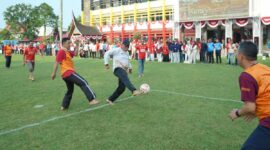 Mahyeldi Ansharullah membuka rangkaian Perlombaan Semarak Kemerdekaan di halaman Kantor Gubernur Sumatera Barat.(poto: radarsumbar.com).