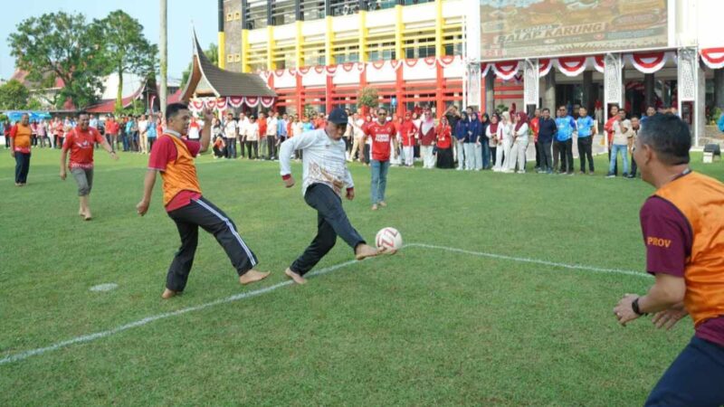 Mahyeldi Ansharullah membuka rangkaian Perlombaan Semarak Kemerdekaan di halaman Kantor Gubernur Sumatera Barat.(poto: radarsumbar.com).