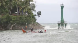 Nelayan Padang pulang melaut saat kondisi cuaca tak menentu.(poto: padangkita.com).