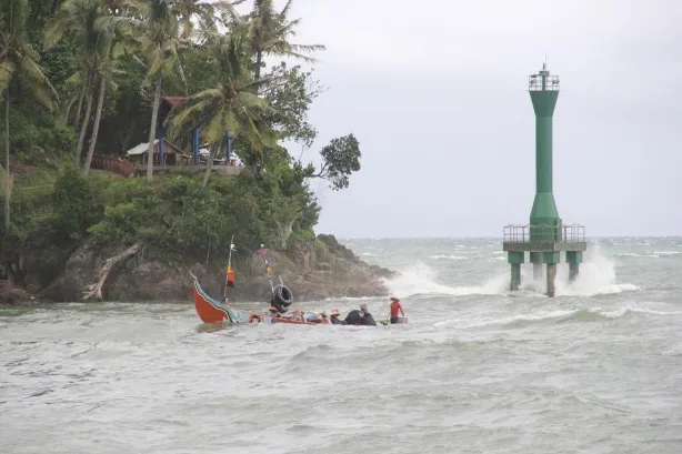 Nelayan Padang pulang melaut saat kondisi cuaca tak menentu.(poto: padangkita.com).