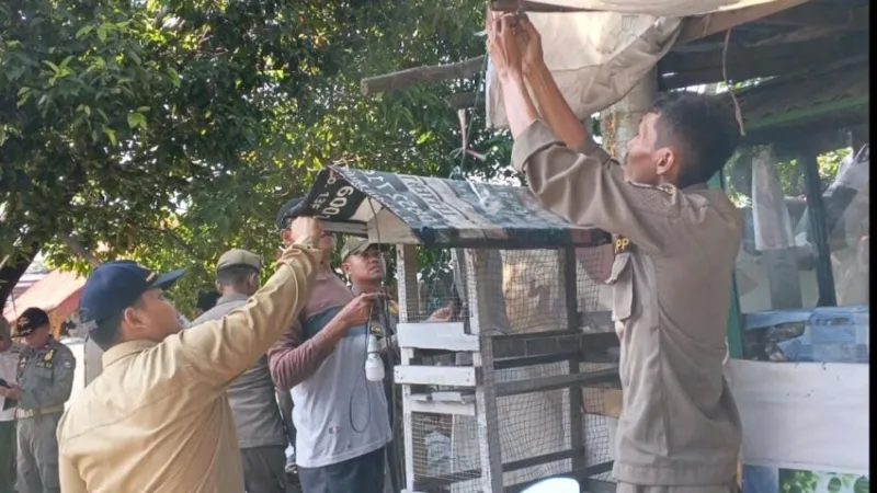 Personel Satuan Polisi Pamong Praja (Satpol PP) Kota Padang bersama pihak Kecamatan Padang Barat lakukan pengawasan dan penertiban di kawasan Jalan Taduah Jati.(poto: padangkita.com).