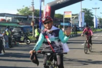 Salah satu pesepeda dari luar daerah yang ikut memeriahkan Gowes Siti Nurbaya 2026.(poto: padangkita.com).