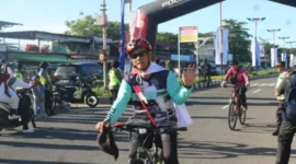 Salah satu pesepeda dari luar daerah yang ikut memeriahkan Gowes Siti Nurbaya 2026.(poto: padangkita.com).