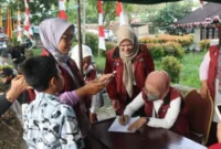 Petugas Dinas Sosial Kota Padang menyambangi warga di kawasan Car Free Day depan Kantor Disnakerin Kota Padang pada Minggu (16/8/2026).(poto: padangkita.com).