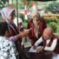 Petugas Dinas Sosial Kota Padang menyambangi warga di kawasan Car Free Day depan Kantor Disnakerin Kota Padang pada Minggu (16/8/2026).(poto: padangkita.com).