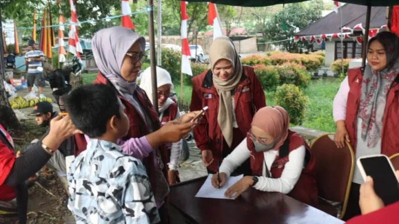 Petugas Dinas Sosial Kota Padang menyambangi warga di kawasan Car Free Day depan Kantor Disnakerin Kota Padang pada Minggu (16/8/2026).(poto: padangkita.com).