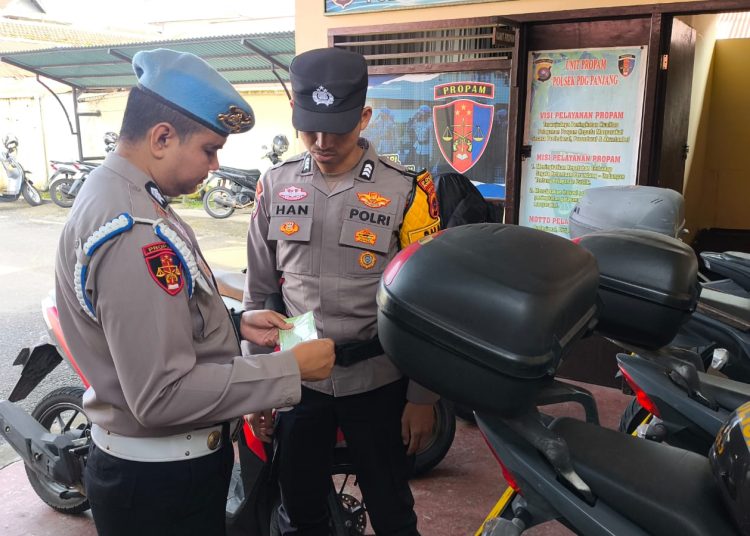 Seksi Profesi dan Pengamanan Polres Padang Panjang menggelar inspeksi mendadak demi mendukung program pemberantasan judi online polri pada Kamis pagi.(poto: infosumbar.net).