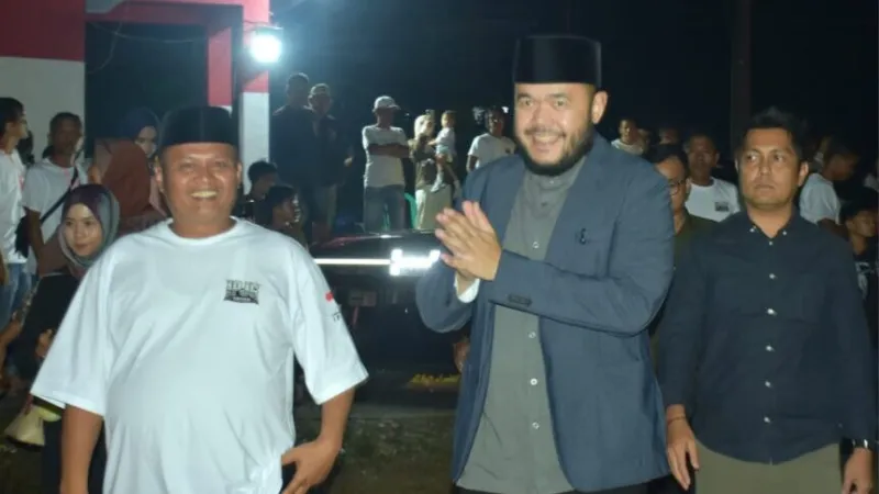 Wali Kota Padang, Fadly Amran, menghadiri malam puncak peringatan Hari Ulang Tahun (HUT) ke-81 Kemerdekaan Republik Indonesia (RI) yang digelar warga Jalan Jawa Gadut RT 01 RW 03, Kelurahan Limau Manis, Kecamatan Pauh.(poto: padangkita.com).